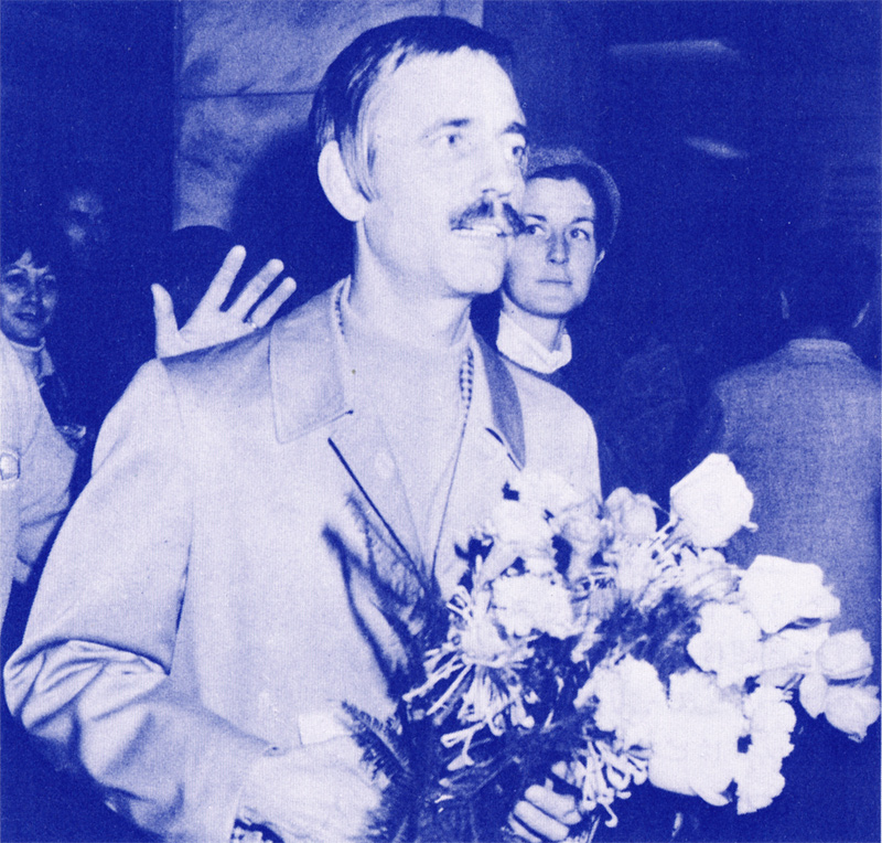 Paul Mauriat receiving flowers
